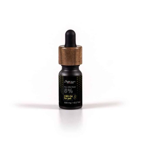 Une bouteille d'huile de cbd sur fond blanc.