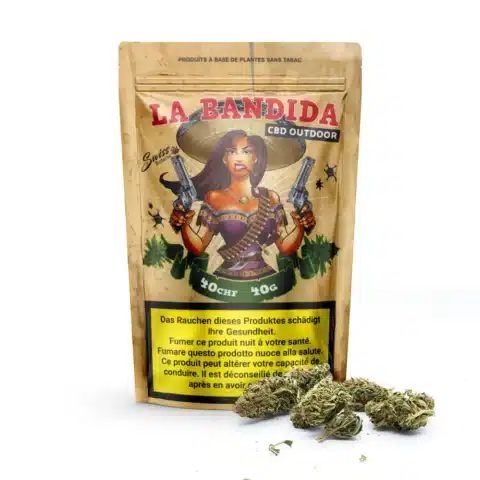 Un sac brun refermable étiqueté "fleurs de cbd outdoor bandida cbd - 0,3% thc" montre une femme bandida illustrée avec des pistolets derrière une pile de bourgeons de cannabis séchés.