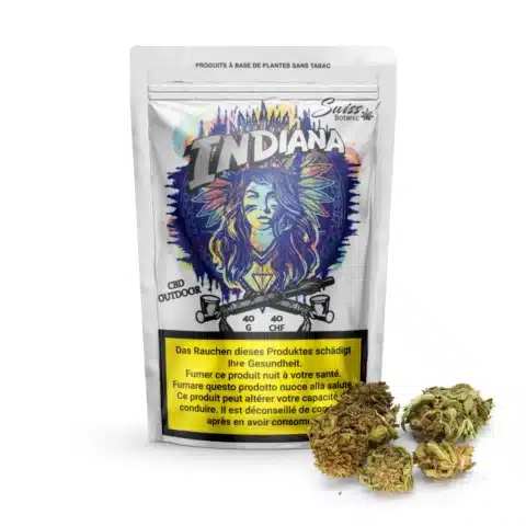 Un emballage étiqueté "fleurs de cbd outdoor indiana - 0,3 % thc" présente un dessin vibrant et des bourgeons de cannabis visibles, avec trois pépites fraîches de l'indiana à l'avant ; les avertissements et les informations sur le produit sont clairement affichés sur l'emballage.