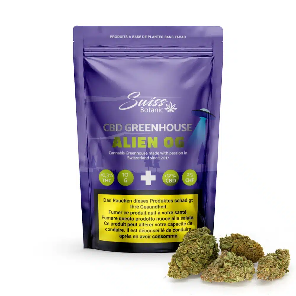 Un paquet de Swiss Botanic Fleurs de CBD Greenhouse - Alien OG - 0.3% THC se tient debout avec trois bourgeons de cannabis Alien OG présentés devant.