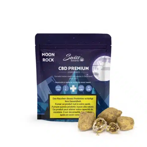 Un sachet bleu et violet étiqueté "fleurs de cbd indoor moonrock - 0,3% thc" avec des bourgeons de cannabis moonrock présentés devant l'emballage.