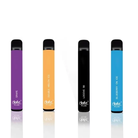 Quatre cigarettes électroniques de couleurs différentes sur fond blanc.
