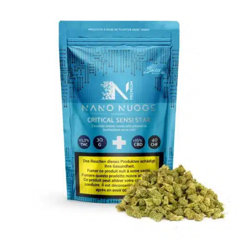 Un sac bleu refermable étiqueté "fleurs de cbd indoor nano nuggs - critical sensi star - 0,3% thc" avec des bourgeons de cannabis riches en cbd présentés devant.