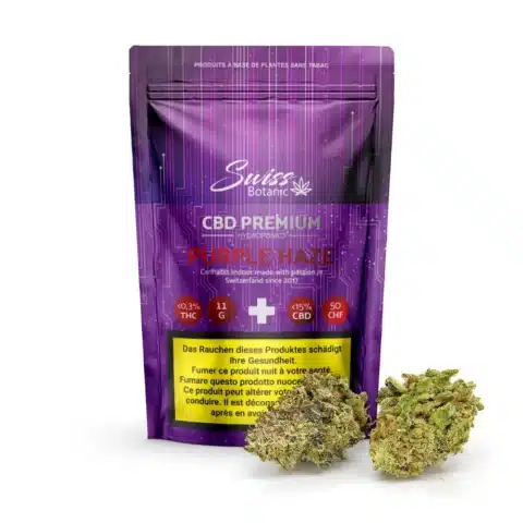 Un paquet de fleurs de chanvre d'intérieur fleurs de cbd purple haze - 0,3 % de thc est présenté avec deux bourgeons purple haze à l'avant, mettant l'accent sur les détails du produit et les avertissements sanitaires en plusieurs langues.