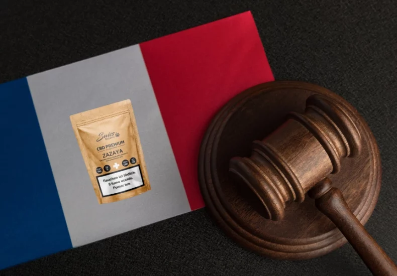 Un mazo se sitúa encima de una bandera de francia.