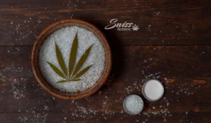 Un bol de sel avec une feuille de marijuana dessus.