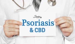Un médecin brandissant une pancarte indiquant psoriasis et CBD.