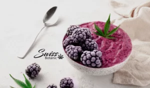 Un plato de batido de moras con una cuchara al lado.