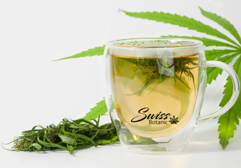 Thé au cbd 6 Une tasse de thé avec une feuille de cannabis à côté.