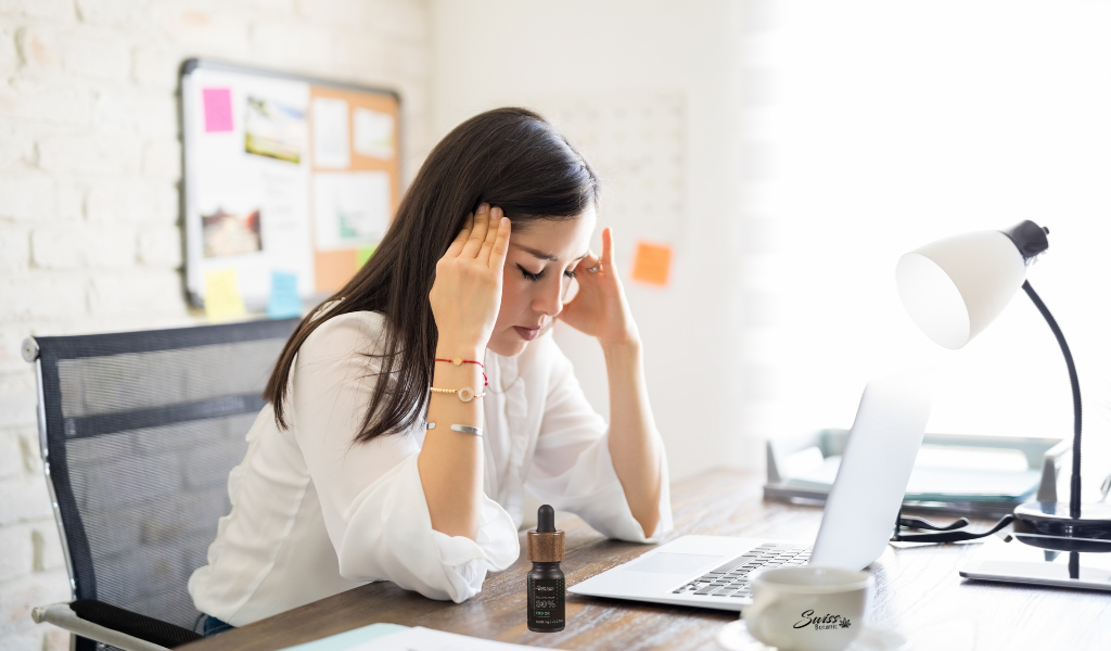 Une femme est assise à un bureau, la tête sur la tête.