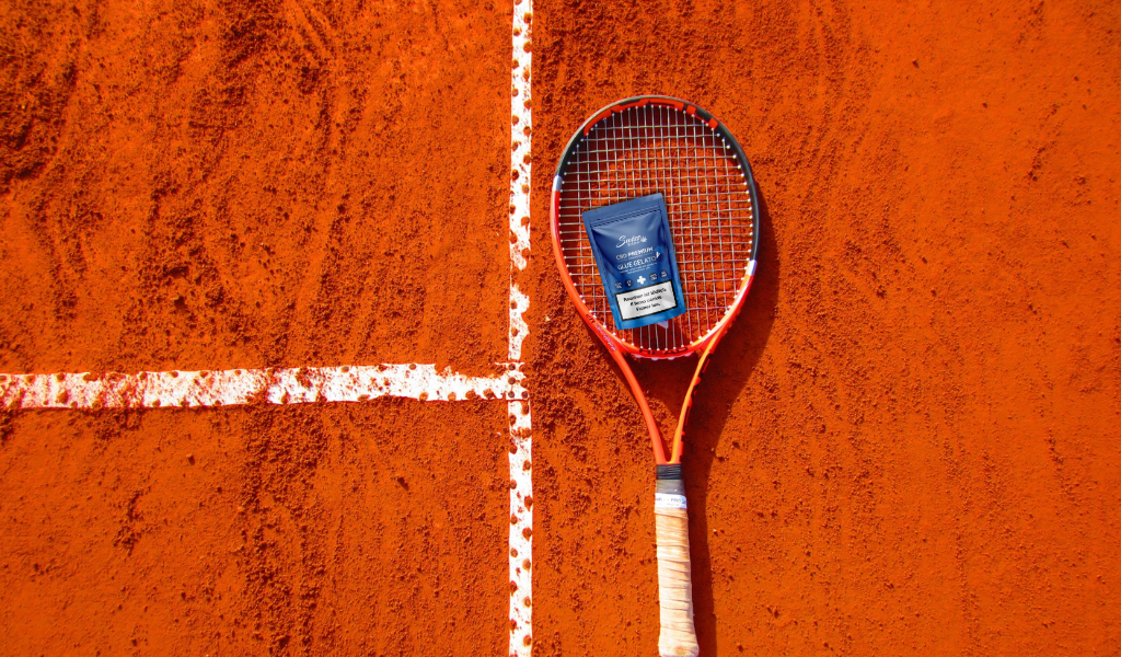 Une raquette de tennis sur un court de tennis.