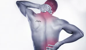 Un hombre con dolor de espalda que se sujeta la espalda busca alivio con CBD.