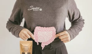 Una mujer sostiene una bolsa con la imagen del estómago de una mujer.