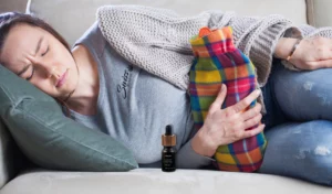 Una mujer recostada en un sofá con una almohada.