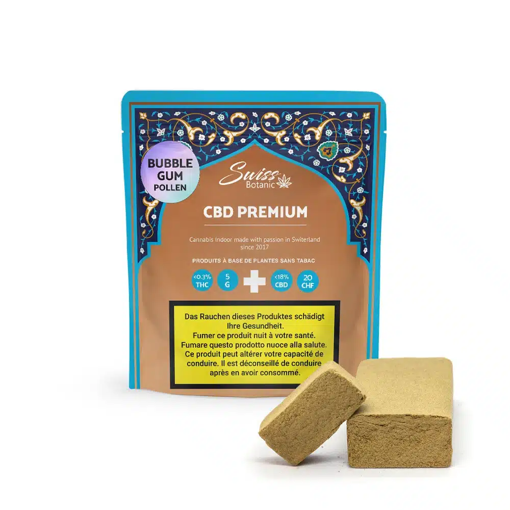Un emballage étiqueté "Bubble Gum Pollen CBD Premium - 0,3 % THC" se trouve derrière deux morceaux de pollen de gomme à mâcher compressé de couleur marron, avec un avertissement sanitaire en allemand sur la face avant.
