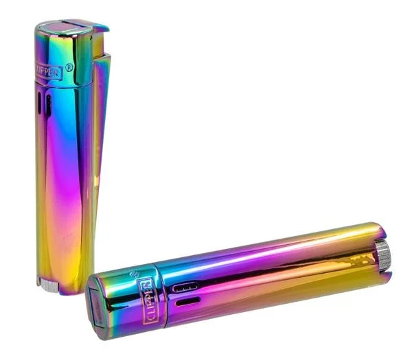 Deux briquets CLIPPER® Metal Jet Flame Icy avec une finition métallique arc-en-ciel sont présentés, l'un à la verticale et l'autre horizontalement, mettant en valeur leur surface brillante.