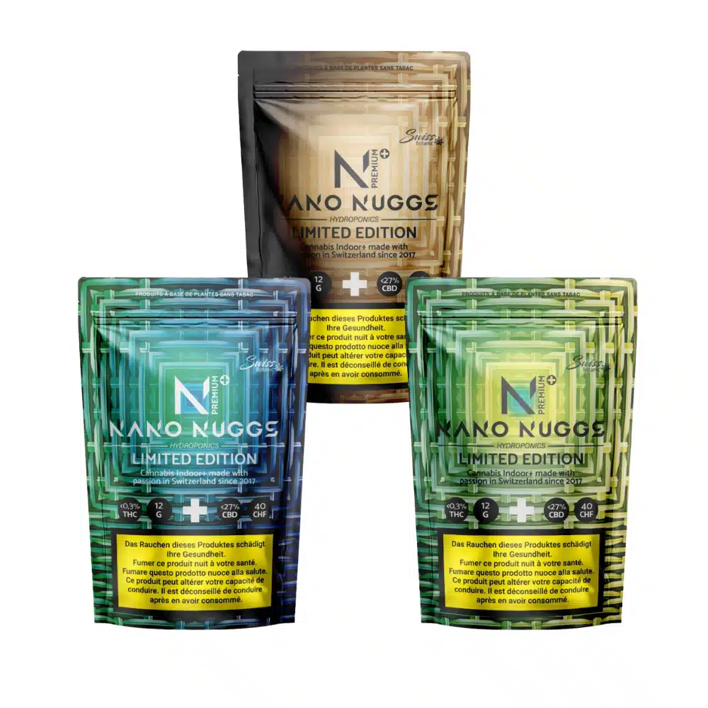 Trois sachets refermables étiquetés "Fleurs de CBD indoor Pack CBD Nano Nuggs Premium Limited Edition - 0.3% THC" en or, bleu et vert, avec des informations sur le CBD et des avertissements imprimés sur le devant.