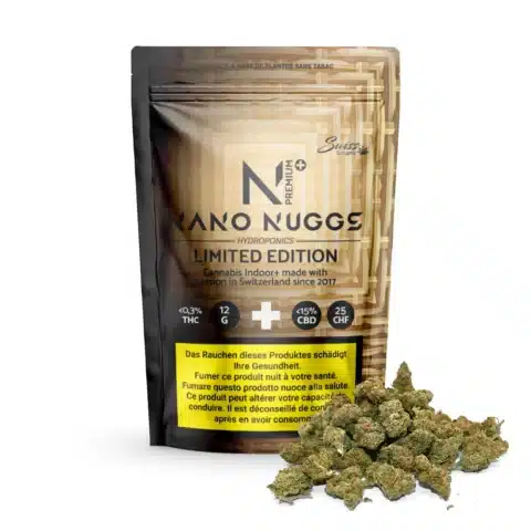 Un sachet debout étiqueté "fleurs de cbd indoor nano nuggs premium limited edition - green - 0. 3% thc" avec des bourgeons de cannabis séchés présentés devant l'emballage.