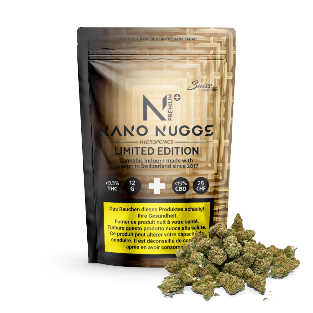 Un sachet debout étiqueté "Fleurs de CBD indoor Nano Nuggs Premium Limited Edition - Green - 0.3% THC" avec des bourgeons de cannabis séchés présentés devant l'emballage.