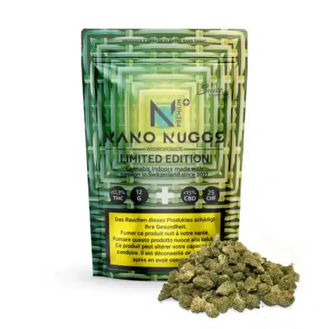 Un emballage refermable vert étiqueté "fleurs de cbd indoor nano nuggs premium limited edition - green - 0. 3% thc" est montré avec des bourgeons de cannabis à l'avant ; des avertissements sanitaires en plusieurs langues apparaissent au bas de l'emballage.